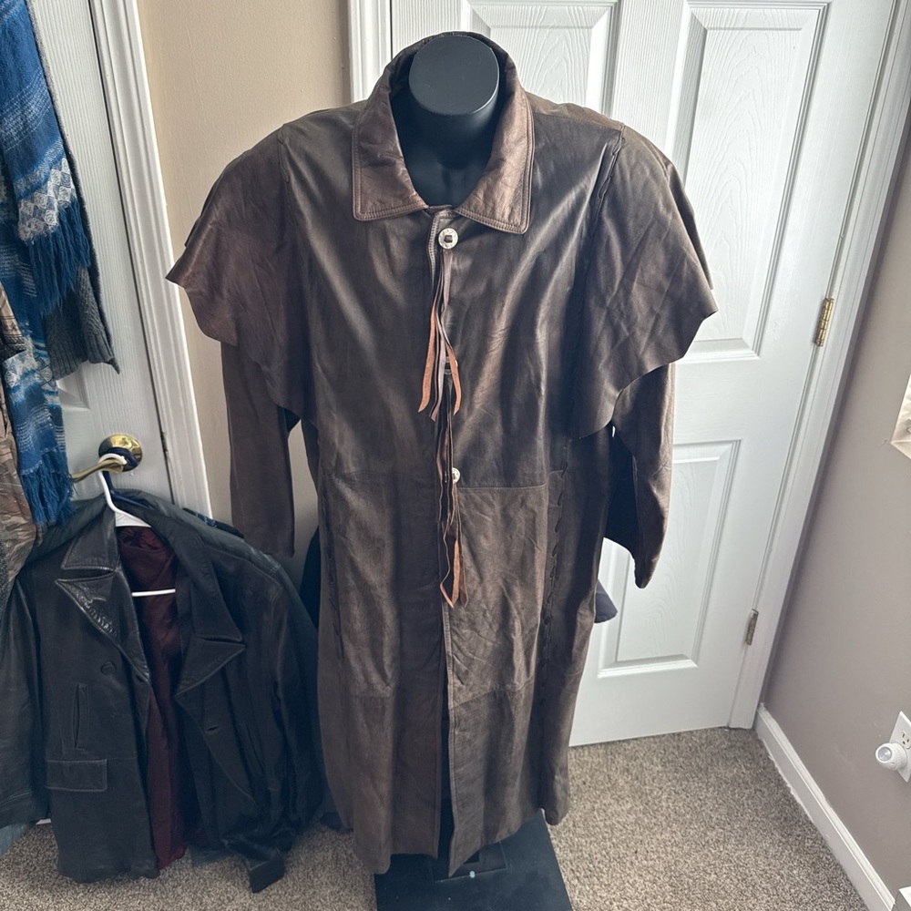 Vintage Brown Leather Coat – Statement Cape Shoulder - Picture 3 of 4